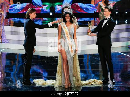 Pattaya, Tailandia. 25th giugno 2022. La Fuschia Anne Ravena delle Filippine, festeggia dopo aver vinto il concorso di bellezza transessuale Miss International Queen 2022 nella città resort tailandese di Bangkok. (Foto di Chaiwat Subprasom/SOPA Images/Sipa USA) Credit: Sipa USA/Alamy Live News Foto Stock