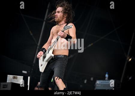 Airbourne si esibisce dal vivo durante il giorno 6 dell'Hellfest Open Air Festival, a Clisson, Francia, il 25 giugno 2022. Foto di Julien Reynaud/APS-Medias/ABACAPRESS.COM Foto Stock