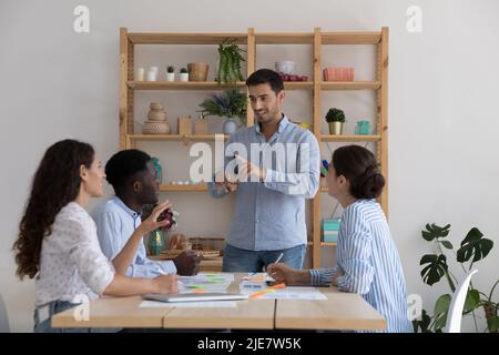 Diversi team prendono parte alla riunione, ascoltando il capo della società Foto Stock