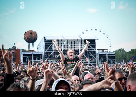 Airbourne si esibisce dal vivo durante il giorno 6 dell'Hellfest Open Air Festival, a Clisson, Francia, il 25 giugno 2022. Foto di Julien Reynaud/APS-Medias/ABACAPRESS.COM Foto Stock