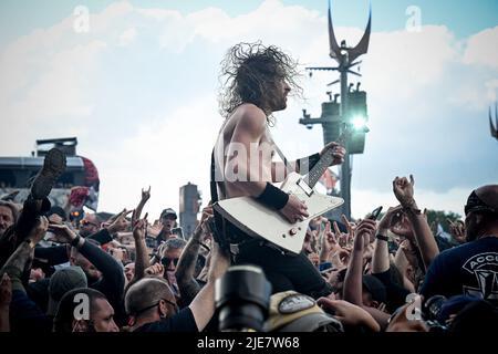 Airbourne si esibisce dal vivo durante il giorno 6 dell'Hellfest Open Air Festival, a Clisson, Francia, il 25 giugno 2022. Foto di Julien Reynaud/APS-Medias/ABACAPRESS.COM Foto Stock