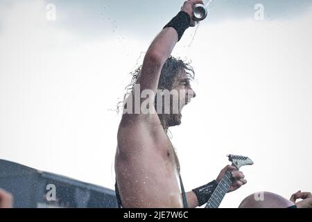 Airbourne si esibisce dal vivo durante il giorno 6 dell'Hellfest Open Air Festival, a Clisson, Francia, il 25 giugno 2022. Foto di Julien Reynaud/APS-Medias/ABACAPRESS.COM Foto Stock