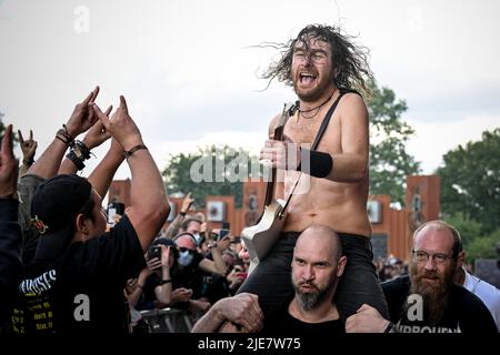 Airbourne si esibisce dal vivo durante il giorno 6 dell'Hellfest Open Air Festival, a Clisson, Francia, il 25 giugno 2022. Foto di Julien Reynaud/APS-Medias/ABACAPRESS.COM Foto Stock