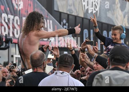 Airbourne si esibisce dal vivo durante il giorno 6 dell'Hellfest Open Air Festival, a Clisson, Francia, il 25 giugno 2022. Foto di Julien Reynaud/APS-Medias/ABACAPRESS.COM Foto Stock