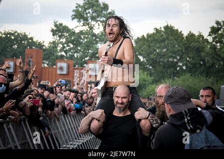 Airbourne si esibisce dal vivo durante il giorno 6 dell'Hellfest Open Air Festival, a Clisson, Francia, il 25 giugno 2022. Foto di Julien Reynaud/APS-Medias/ABACAPRESS.COM Foto Stock