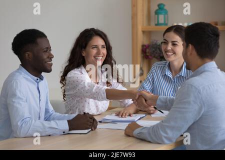 Diversi uomini d'affari che fanno proficuo affare commerciale, agitare le mani, finire incontro Foto Stock