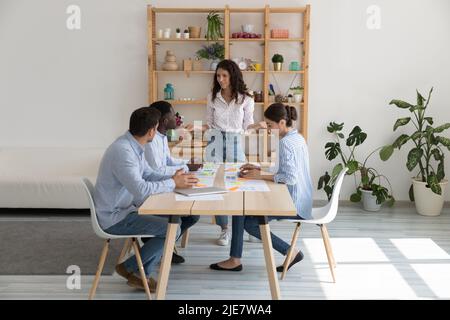 Diversi uomini d'affari partecipano a riunioni di gruppo in ufficio Foto Stock