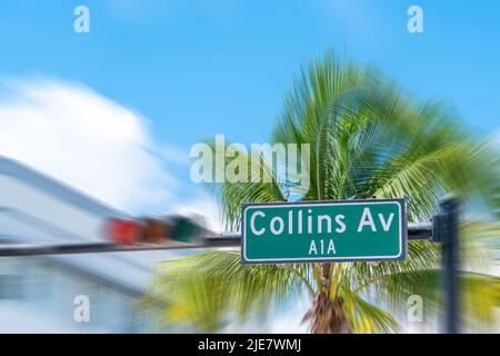 Segnaletica stradale della famosa Collins Avenue, Miami, Florida, USA con effetto motion blur Foto Stock