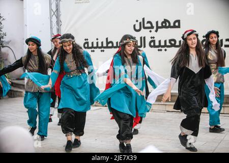 Nablus, Palestina. 22nd giugno 2022. I palestinesi ballano durante il popolare festival 'Dabkeh' nella città di Nablus in Cisgiordania. (Foto di Nasser Ishtayeh/SOPA Images/Sipa USA) Credit: Sipa USA/Alamy Live News Foto Stock