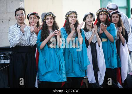 Nablus, Palestina. 22nd giugno 2022. I palestinesi ballano durante il popolare festival 'Dabkeh' nella città di Nablus in Cisgiordania. (Foto di Nasser Ishtayeh/SOPA Images/Sipa USA) Credit: Sipa USA/Alamy Live News Foto Stock