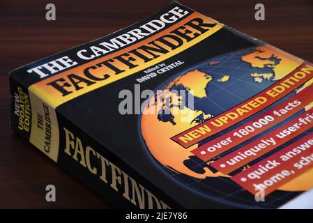 Libro Factfinder di Cambridge Library su un tavolo Foto Stock