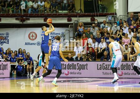 Trieste, Italia. 25th giugno 2022. John Petrucelli (ITA) durante Italia vs Slovenia, Basketball Test Match a Trieste, Italy, June 25 2022 Credit: Independent Photo Agency/Alamy Live News Foto Stock