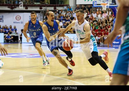 Trieste, Italia. 25th giugno 2022. Goran Dragic (SLO) in Italia vs Slovenia, Basketball Test Match a Trieste, Italy, June 25 2022 Credit: Independent Photo Agency/Alamy Live News Foto Stock