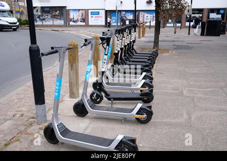 e-scooters per noleggio nella città di canterbury, kent orientale, uk giugno 2022 Foto Stock