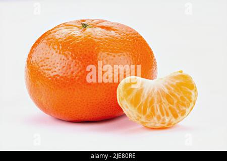 Mandarino fresco. Mandarino arance frutta su sfondo bianco. Foto Stock