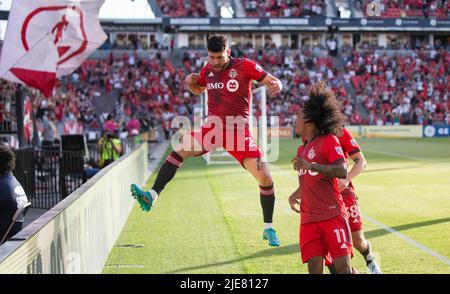 Toronto, Canada. 25th giugno 2022. Jonathan Osorio (L) del Toronto FC festeggia durante la partita di calcio della Major League 2022 (MLS) tra Toronto FC e Atlanta United al BMO Field di Toronto, Canada, 25 giugno 2022. Credit: Zou Zheng/Xinhua/Alamy Live News Foto Stock