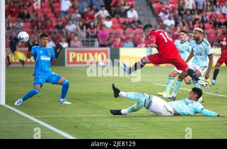 Toronto, Canada. 25th giugno 2022. Alejandro Pozuelo (Top C) del Toronto FC spara durante la partita di calcio della Major League 2022 (MLS) tra Toronto FC e Atlanta United al BMO Field di Toronto, Canada, 25 giugno 2022. Credit: Zou Zheng/Xinhua/Alamy Live News Foto Stock