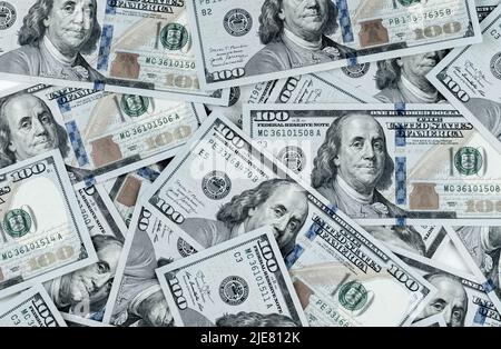 Cumulo di cento banconote statunitensi. Sfondo con soldi americani cento dollari fatture. 100 sfondo fatture. Un sacco di banconote in dollari sul tavolo Foto Stock