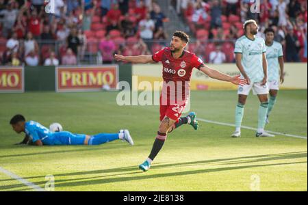 Toronto, Canada. 25th giugno 2022. Jonathan Osorio (C) del Toronto FC festeggia durante la partita di calcio della Major League 2022 (MLS) tra Toronto FC e Atlanta United al BMO Field di Toronto, Canada, 25 giugno 2022. Credit: Zou Zheng/Xinhua/Alamy Live News Foto Stock