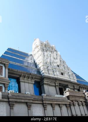 ISKCON (Società Internazionale della coscienza di Krishna) Radha Krishna Tempio sulle colline a Bangalore, India.Iskcon Hare Krishna movimento do Janmashtami. Foto Stock