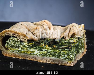 Spinaci fatti in casa e formaggio piccola torta in fette per 1 persone Foto Stock