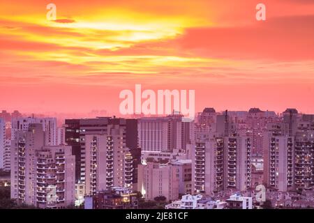 Gurugram, Haryana, India città appartamenti residenziali vista skyline al tramonto durante Covid 19 pandemic 2021.Urban paesaggio urbano, Delhi NCR business località. Foto Stock