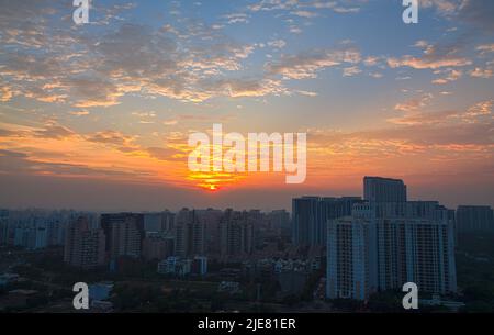 Tramonto colorato, cielo coperto, nuvole di sgombro in Gurgaon, Haryana, India residenziale e commerciale hub.Delhi NCR. Foto Stock