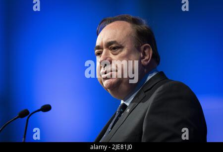 File photo datato 12/09/21 di Alex Salmond, che ha detto Nicola Sturgeon deve definire un 'piano d'azione' per dimostrare che è seria circa la sua promessa di indire un referendum per l'indipendenza. Foto Stock