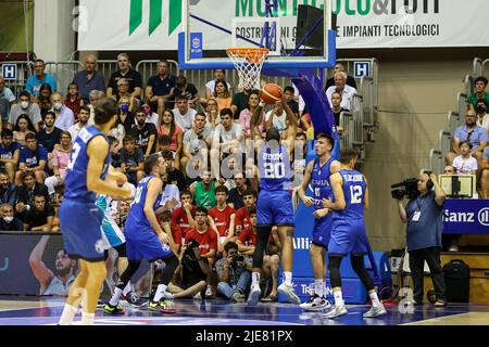 Trieste, Italia. 25th giugno 2022. Mattia Udom (ITA) durante Italia vs Slovenia, Basketball Test Match a Trieste, Italy, June 25 2022 Credit: Independent Photo Agency/Alamy Live News Foto Stock