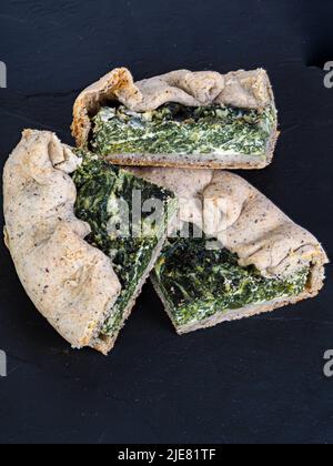 Spinaci fatti in casa e formaggio piccola torta in fette per 1 persone Foto Stock