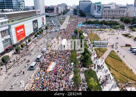 Varsavia, Polonia - Giugno 25 2022: Parata dell'uguaglianza, marcia dell'orgoglio. Celebrazione delle persone LGBT e proteste contro l'omofobia, visione aerea. Foto Stock