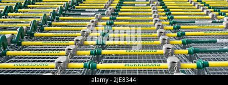 Primo piano supermercato carrello spesa maniglia ripetizione branding etichette Morrisons commercio alimentare alimentare negozio di alimentari negozi Maldon Essex Inghilterra UK Foto Stock