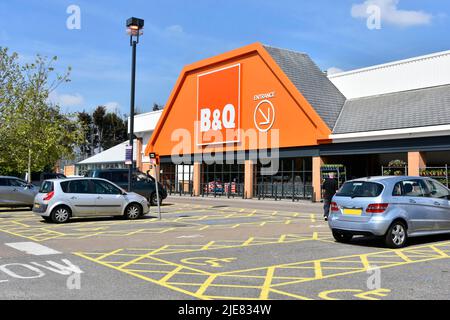 Parcheggi per disabili con vernice gialla che identifica spazi dedicati per disabili in auto presso B&Q Retail DIY & Trade business clienti Inghilterra UK Foto Stock