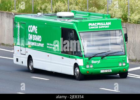 L'ente di beneficenza e il supporto del cancro Macmillan da un mobile viaggio 'come on Board' aiutano l'autobus di esposizione nel marchio guida verde sulla strada autostradale del Regno Unito Foto Stock