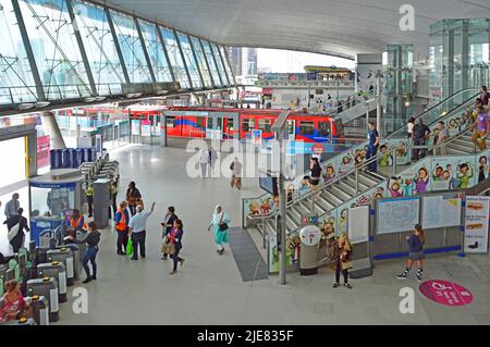 Interni 2012 Giochi Olimpici vista degli sponsor pubblicità a Stratford East End London Interchange station Concourse treno DLR a platform Inghilterra UK Foto Stock