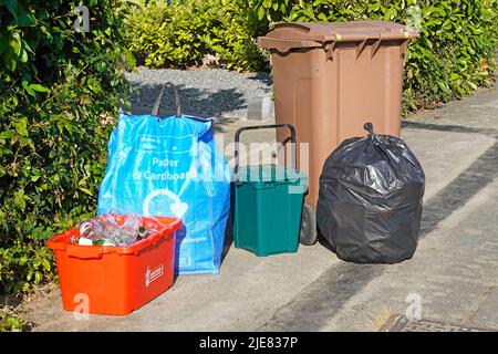 Raccolta rifiuti rifiuti uk rifiuti selezionati e segregati in carta riciclata blu sacco vetro rosso bidone verde cibo caddy marrone Wheelie bin giardino nero discarica Foto Stock