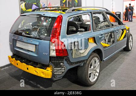 Volvo V50 vista laterale e posteriore della carrozzeria in sezione prestata ai Vigili del fuoco che competono e si dimostrano all'evento UK Rescue Challenge Excel Centre London Inghilterra Foto Stock