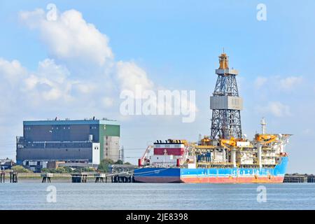 Starboard & Stern Deep Water Sertão nave di perforazione specializzata ha posato la linea costiera del Tamigi Essex Regno Unito alla centrale di Tilbury durante disputa legale Foto Stock