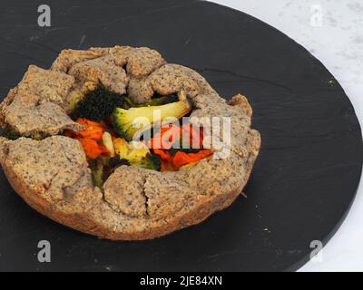 Vegan piccola torta vegetariana a fette per 1 persone Foto Stock