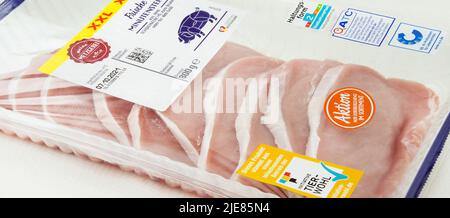Amburgo, Germania - Giugno 22 2022: Carne di maiale fresca tedesca XXL pacchetto Meine Metzgerei 800 g e Tierwohl etichetta Foto Stock