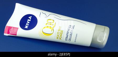 Amburgo, Germania - Giugno 23 2022: NIVEA straffendes gel mit Q10 Foto Stock