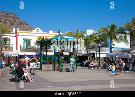 Posizione centrale con pavillon al porto di Puerto de Mogan, Grand Canary, Isole Canarie, Spagna, Europa Foto Stock