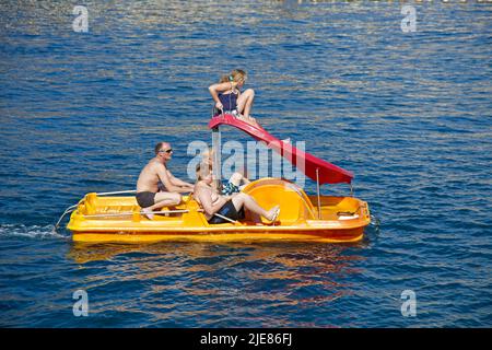 Touristen auf einem Tretboot in der Hafeneinfahrt von Puerto de Mogan, Gran Canaria, Kanarische Inseln, Spanien, Europa | turisti su una pedalò a. Foto Stock