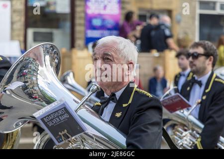 Partecipante senior del musicista con tuba in strada al Concorso Uppermill Brass Band Whit Friday, Inghilterra. Foto Stock