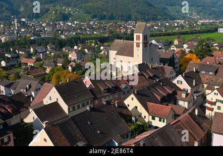 Il villaggio storico che domina il Reno e Seez valle congiunture, Sargans CH Foto Stock