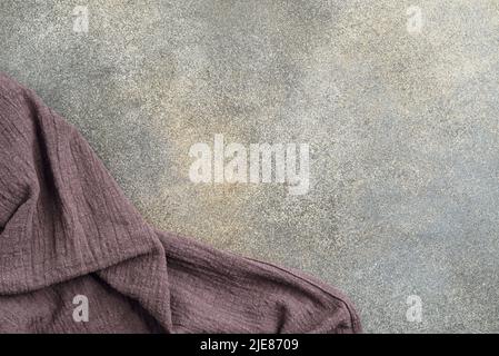 Tovaglia marrone dall'angolo in basso a sinistra della vista dall'alto dello sfondo in cemento Foto Stock