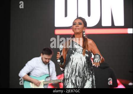 25 giugno 2022, Leeds, South Yorkshire, U.K: Ottawan , Annette Eltice , in esecuzione al Lets Rock Leeds 80s Festival , UK , 25.06.2022 (Credit Image: © Robin Burns/ZUMA Press Wire) Foto Stock