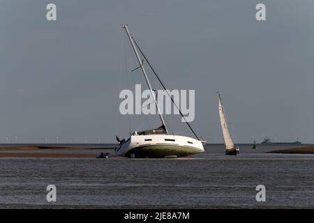 Yacht aground fiume Deben estuario Bawdsey Ferry Suffolk Foto Stock