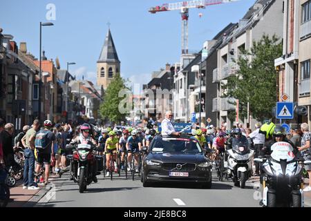 L'illustrazione mostra l'inizio della gara d'élite femminile ai campionati belgi di ciclismo, una gara 120km a Middelkerke, domenica 26 giugno 2022. BELGA PHOTO POOL DAVID STOCKMAN Foto Stock