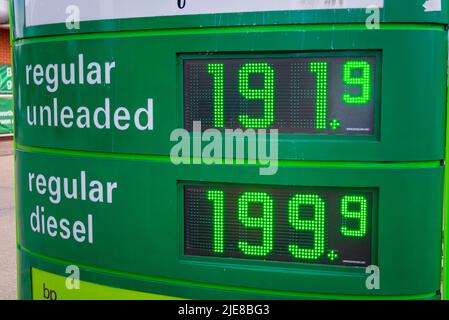 I prezzi del carburante in un piazzale BP in Southend on Sea sono aumentati ad un prezzo molto alto per litro. Quasi 2 sterline. Gas diesel e senza piombo gonfiato Foto Stock